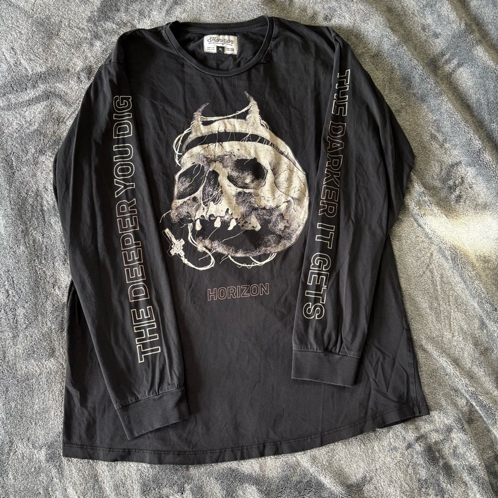 Black long sleeve Horizon shirt size XL Skull graphic